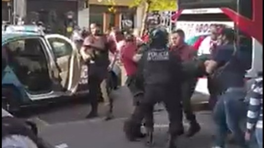 Pánico en un colectivo: se le disparó el arma a un gendarme y se baleó la pierna