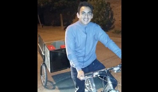 Espíritu navideño: el joven que gastó su aguinaldo para regalarle comida a los pobres