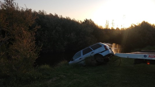 Dejó su auto estacionado y cuando volvió estaba sumergido en un arroyo
