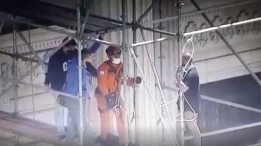 Video: así rescataron a un hombre que quería tirarse al vacío desde el Congreso