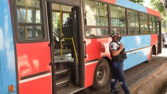 Mendoza; un colectivero atropelló y mató a un ladrón que intentó asaltarlo