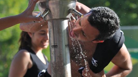 Consejos para atravesar la ola de calor, que continúa con alerta naranja