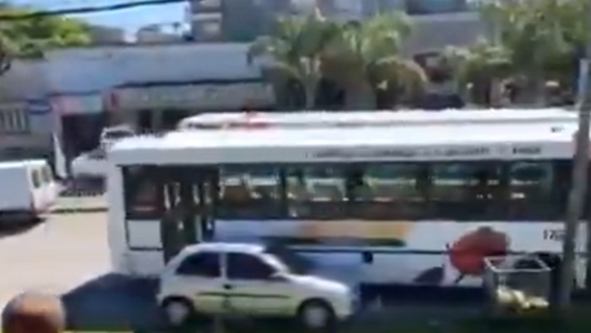Dos colectivos chocaron un auto mal estacionado y suspendieron a los choferes