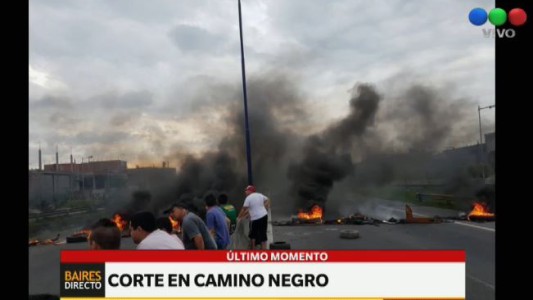 Vecinos cortan Camino Negro por falta de agua