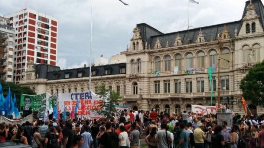 Realizan un abrazo simbólico al Palacio Pizzurno