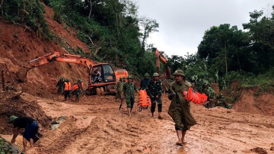 Al menos 22 soldados muertos por deslizamientos de tierra en el centro de Vietnam