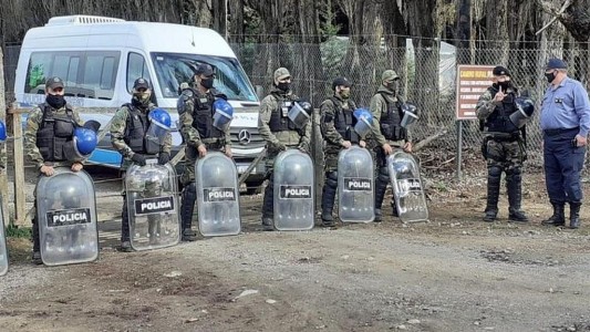 Desalojaron la toma en El Foyel: manifestantes agredieron a la gobernadora de Río Negro