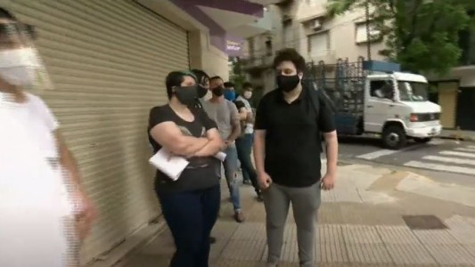 Desesperados por trabajar: colas por puestos en 4 restaurantes