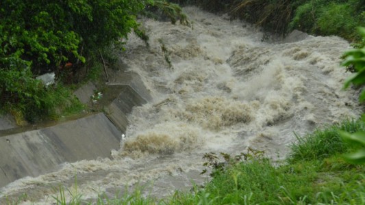 Murió un bebé ahogado tras la crecida de un arroyo