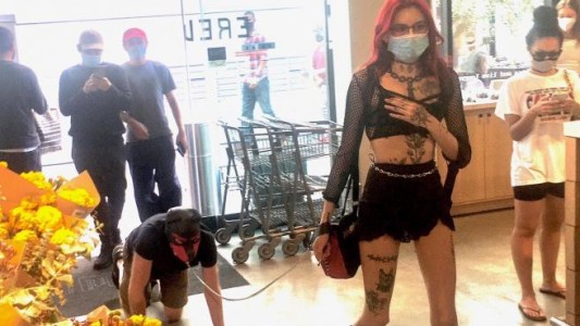 La mujer que sacó a pasear su "hombre perro" con correa y bozal por el supermercado