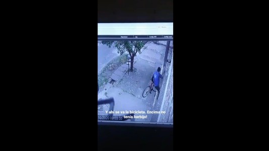 Llamativa destreza para el robo: subió a un techo y se llevó una bici