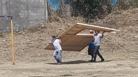 Video: vecinos derribaron una casa y echaron a quienes ocupaban la plaza del barrio