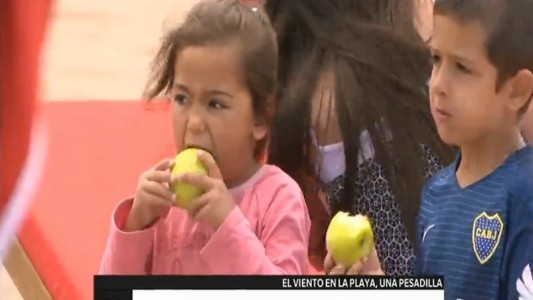 Llevar la comida a la playa, una pelea constante contra el viento y la arena