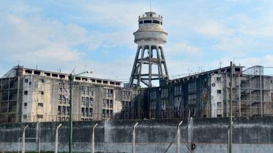 La detienen cuando intentaba ingresar marihuana prensada en presas de pollo al penal de Olmos