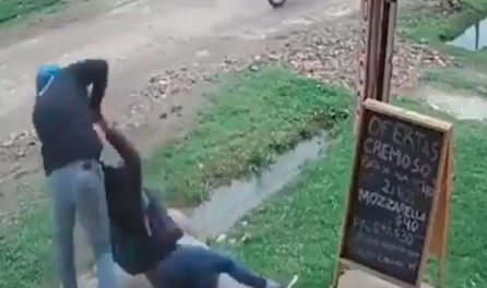 Video: una joven fue arrastrada y asaltada por motochorros frente a un kiosco de Moreno