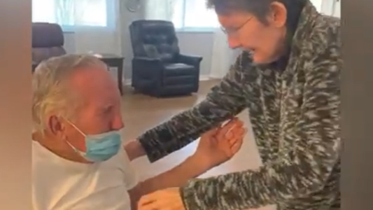 Una pareja de abuelos se reencontró luego de 215 días de estar separados por el Covid-19