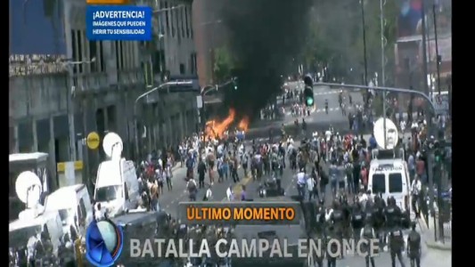 Tras desalojo, manteros cortan el tránsito en Once