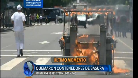 Once: manteros quemaron contenedores y vecinos tiraron agua