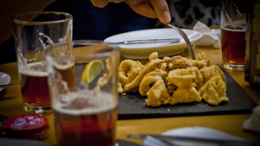 Científicos descubren por qué cuando tomamos alcohol se nos abre el apetito