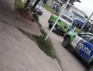 Asesinaron a un joven en un intento de robo y buscan a tres delincuentes