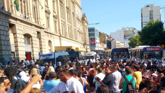 Manteros mantienen el corte en Once a la espera de la reunión con el gobierno porteño