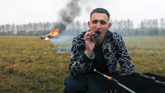 Video: un bloquero quemó su auto de alta gama de 180 mil dólares