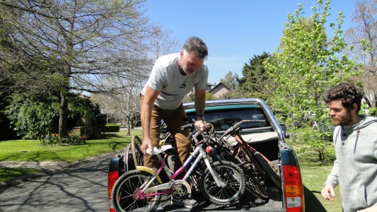 Cuatro amigos repararon y donaron 200 bicicletas a comedores y merenderos