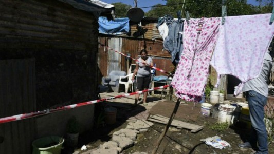 Una niña fue asesinada de un tiro y su padre resultó herido cuando balearon su casa