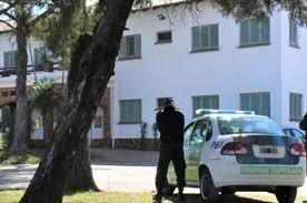 Un prófugo acusado de abusar de su hijastra fue hallado en el hospital con coronavirus y está grave