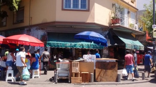 Trabajadores ambulantes realizan huelga de hambre em Liniers "por el derecho a trabajar"