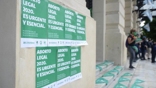 En La Plata hubo una “semaforeada” para reclamar aborto legal, seguro y gratuito