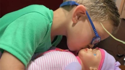 Un nene pidió de regalo una muñeca porque quiere ser "el mejor padre del mundo"