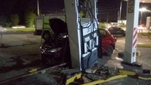 La Plata: despistó y se incrustó en una estación de servicio