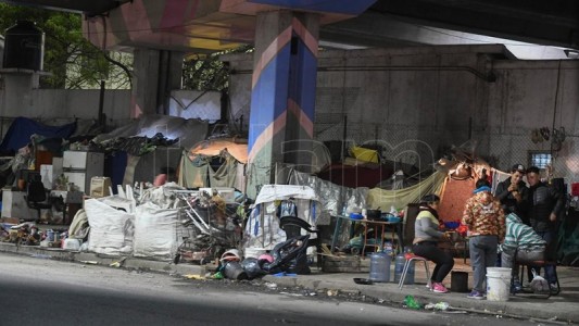 Un censo muestra que un centenar de personas viven la pandemia debajo de la Autopista 25 de Mayo