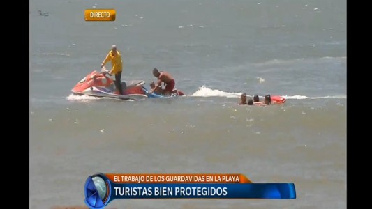 Turistas bien protegidos en la playa de Mar del Plata
