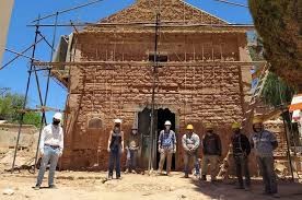 Utilizan una técnica ancestral para reforzar la estructura de adobe de la iglesia Uquía de Humahuaca