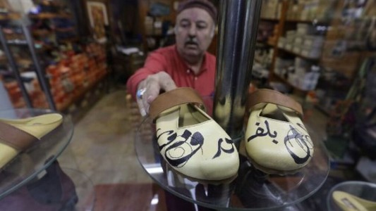 Un palestino fabrica zapatos anti-Macron y anti-Trump