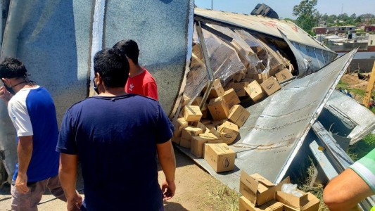 Volcó un camión con productos alimenticios y fue saqueado por vecinos