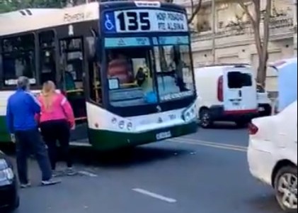 Brutal agresión a un colectivero: le pegó en la cabeza con una llave francesa