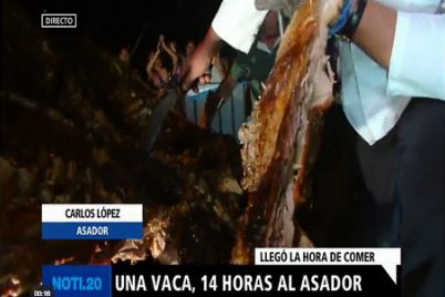 Una res a las brasas al lado de la playa