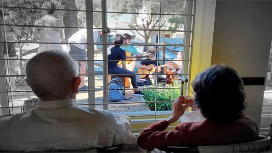 Estudiantes de música ofrecieron una serenata en una residencia para adultos mayores