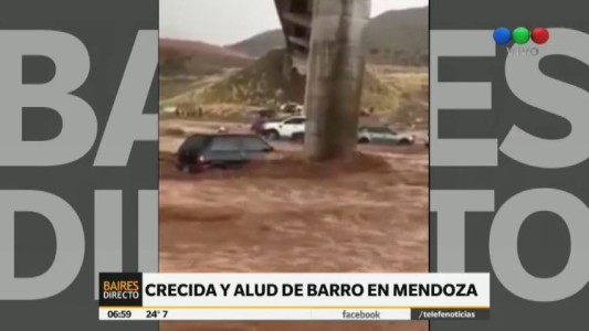 Crecida y alud de barro arrasaron con una docena de autos en Mendoza