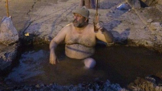 Se metió en la "pileta" que se formó en su vereda por una pérdida de agua