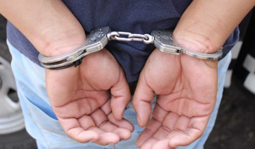 Lo apuñalaron y le quemaron la casa durante un asalto: detuvieron al yerno