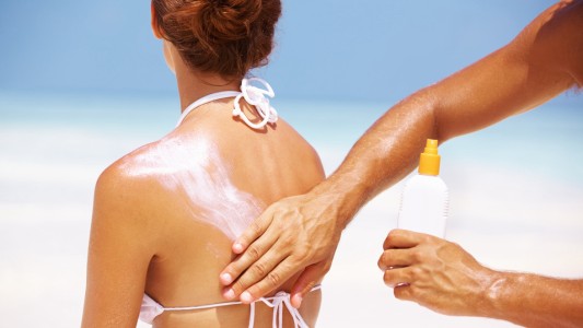 Cáncer de piel: Hay que aplicarse el protector al menos 30 minutos antes de tomar sol