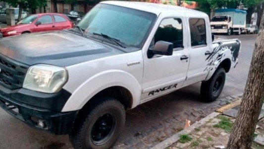 Detuvieron a un policía de la Bonaerense que circulaba en una camioneta robada y con un arma de guerra