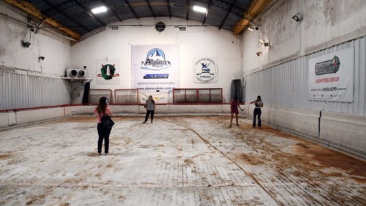 Cierra una clásica pista de hielo de Flores