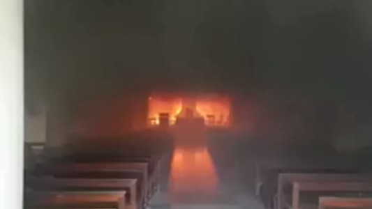 Se incendia la catedral de San Nicolás y hay peligro de derrumbe