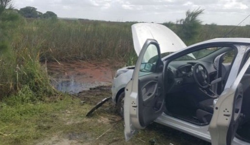 Terminaron en un zanjón por seguir las indicaciones del GPS: los rescató la policía