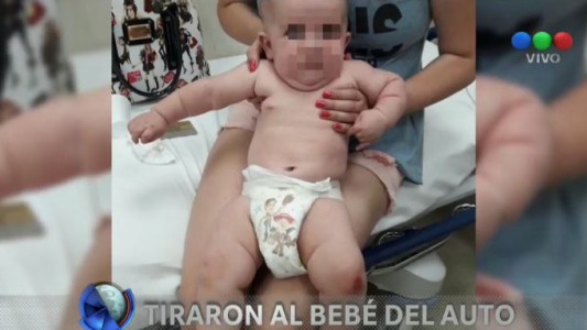 Ladrones roban una camioneta y tiran por la ventana a un bebé que estaba adentro